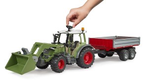 02182-fendt-traktor-sa-prikolicom-i-kasikom-bruder-03